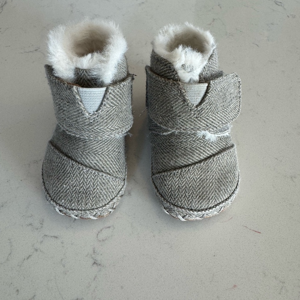 Toms Cuna Faux Fur Crib Bootie - size 2